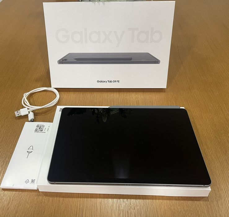 Samsung tab s9 Fe + extras