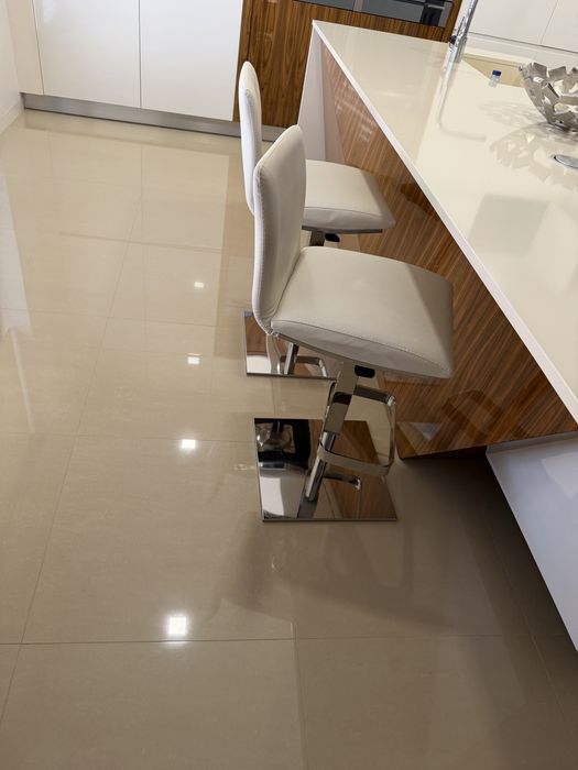 Bancos de cozinha em inox e pele