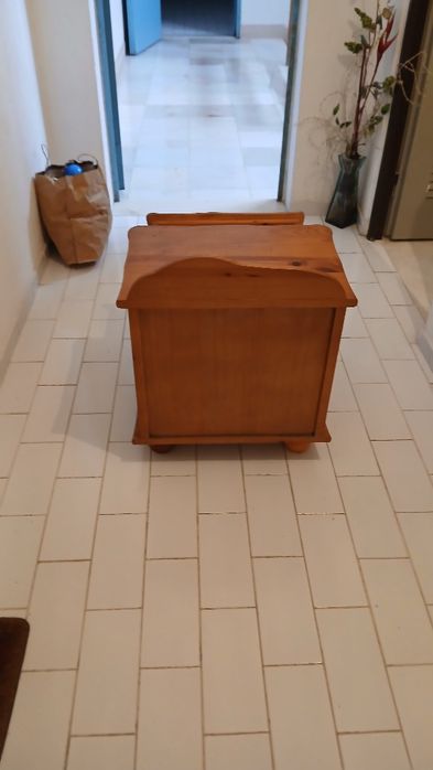 Mesa de cabeceira em madeira do gato preto.