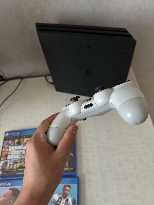 Ps4 pro 1 tb 4 гри джойстик