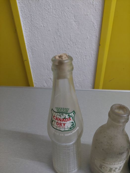 3 garrafas antigas canada dry frio fruto real