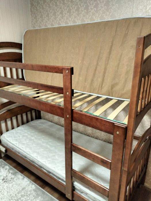 двоярусне ліжко з матрасами