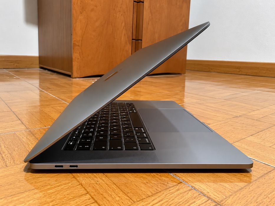 MacBook Pro 15” 2018 | Intel Core i7 | 16 GB RAM | Radeon Pro 4 GB