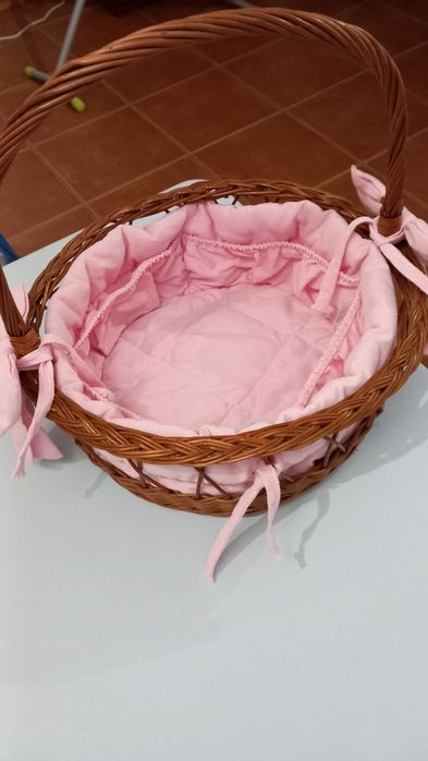 Cesto em verga forrado a tecido