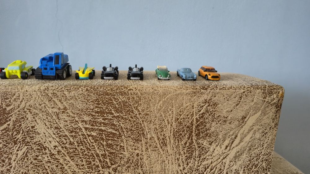 Машинки гоночні та грузові