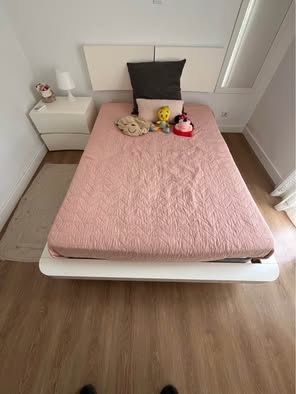 Cama casal lacada branco com mesa de cabeceira, cabeceira e estrado