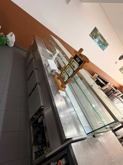 Conjunto Completo para Café – Balcão com Vitrine + Mesas e Cadeiras