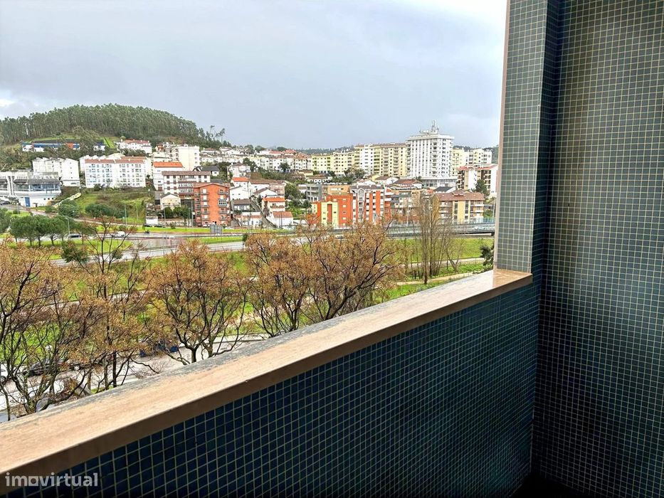 Apartamento T2  remodelado, varandas com vista desafogada, arqueamento