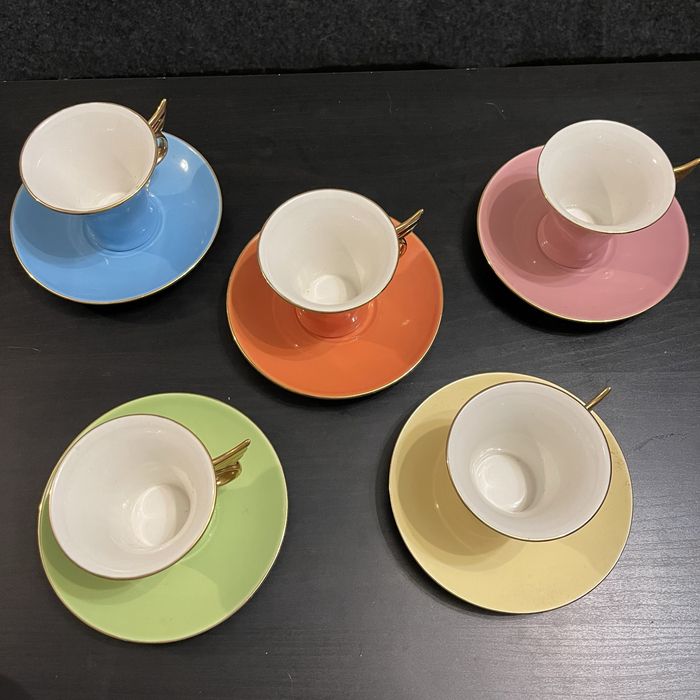 Set of 5 tea cups