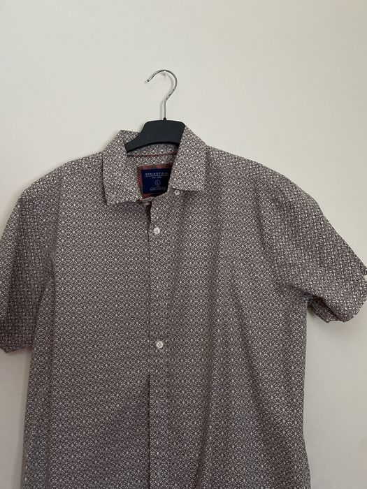 Camisa cinzenta com padrão