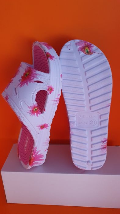 Klapki damskie wzór kwiaty / piankowe rozmiar 41 / długość stopy 25 cm
