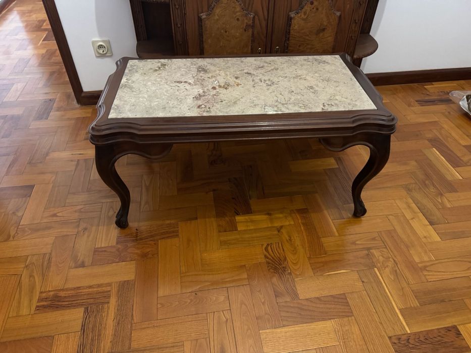 Mesa de Centro Clássica em Madeira com Tampo em Pedra/Mármore