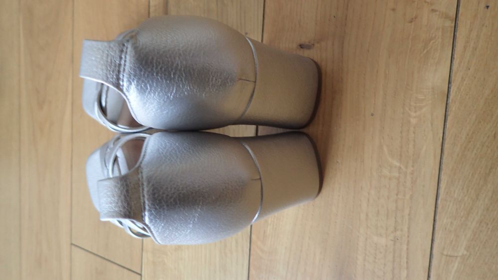 Buty damskie nowe na szerokim obcasie BAGATT srebrne rozm. 39