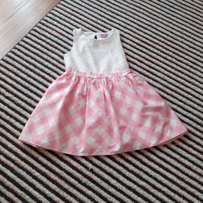 Piękna elegancka sukienka 110