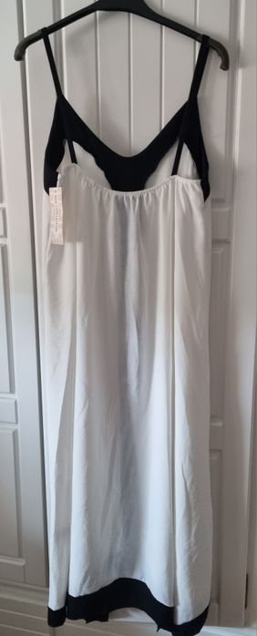 Vestido comprido de verão, em tons de branco e preto.