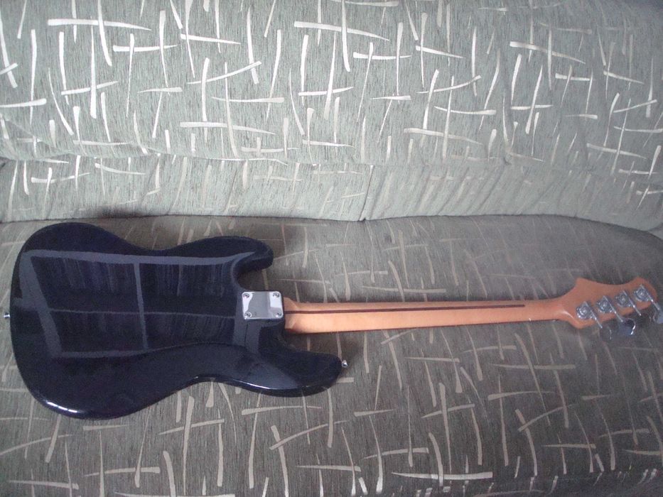 Продам бас гитару Jazz Bass