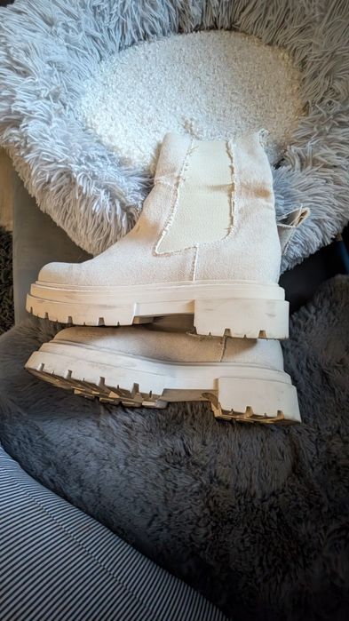 Sprzedam buty beżowe r.37