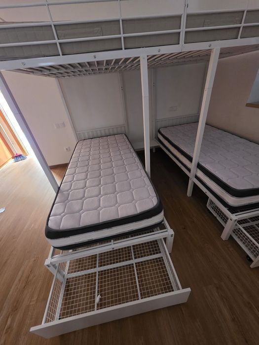 Beliches triplos com colchões - casal 140 x 200 cm e 2 camas de solteiro
Como novo (6 meses de utilização) 
Motivo: mudança de casa
Sem colchões