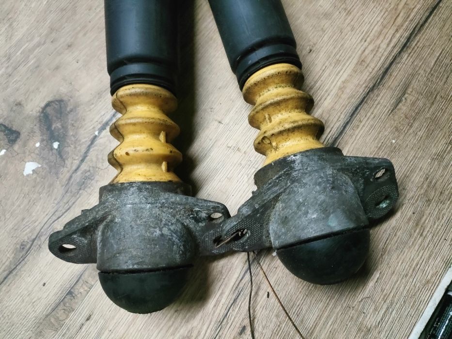 Volkswagen Golf 4 amortyzatory tył jak nowe