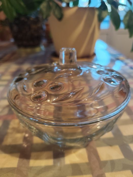 Салатниця з кришкою