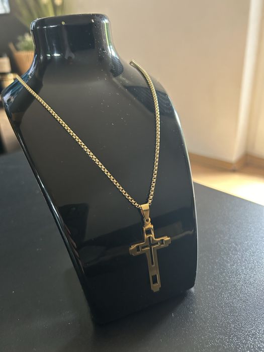 Piękny łańcuszek z krzyżykiem złoty