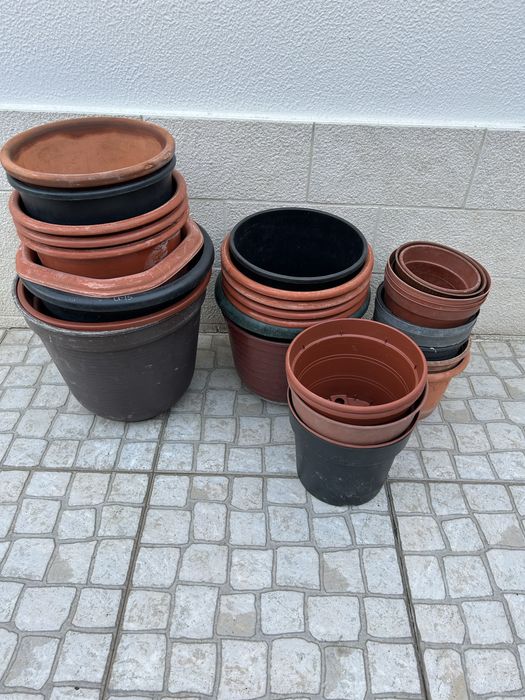 Vendo variedade de vasos .