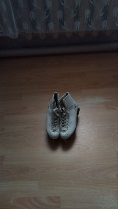 Білі жіночі ковзанки