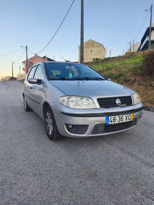 Fiat Punto 2004, Carro económico e confortável para o dia a dia. Encontra-se em bom estado geral, com 2 pneus novos.