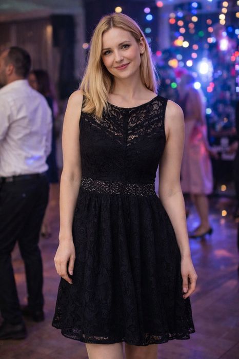 Czarna sukienka z koronki midi 38 M