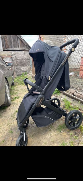 Дитяча прогулянкова коляска