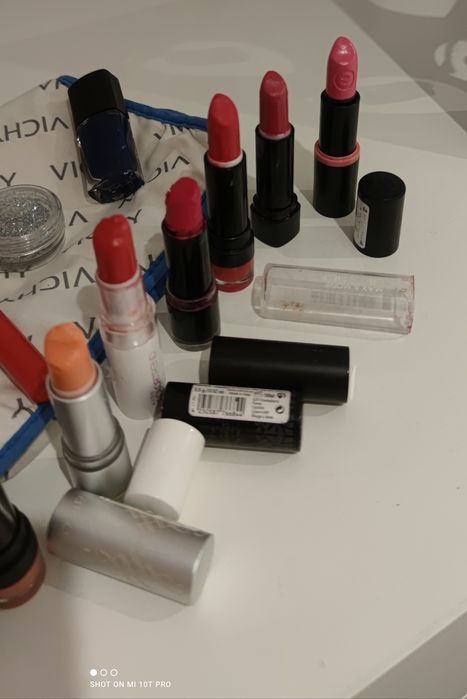 Zestaw kosmetyków 7 szminek + inne akcesoria+ gratis kosmetyczka