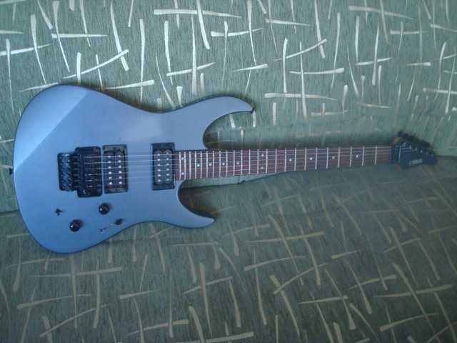 Продам электрогитару Stratocaster с комбиком