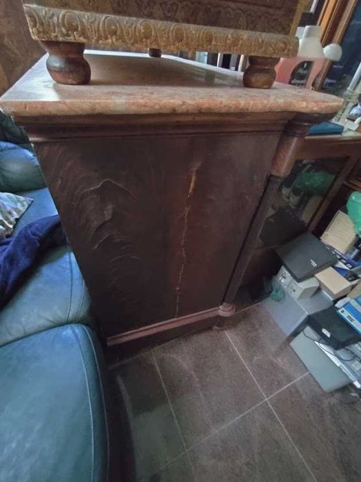 Cómoda antiga em madeira com tampo em mármore