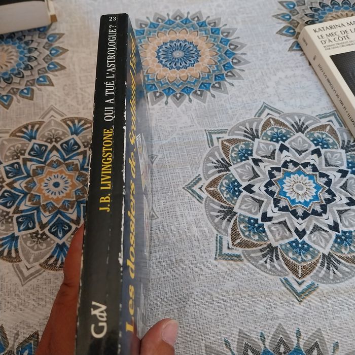 Qui a tué l'astrologue. Portes incluídos