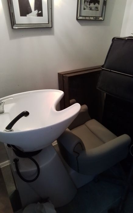 Sprzedam umeblowanie salonu fryzjesrko-kosmetycznego.