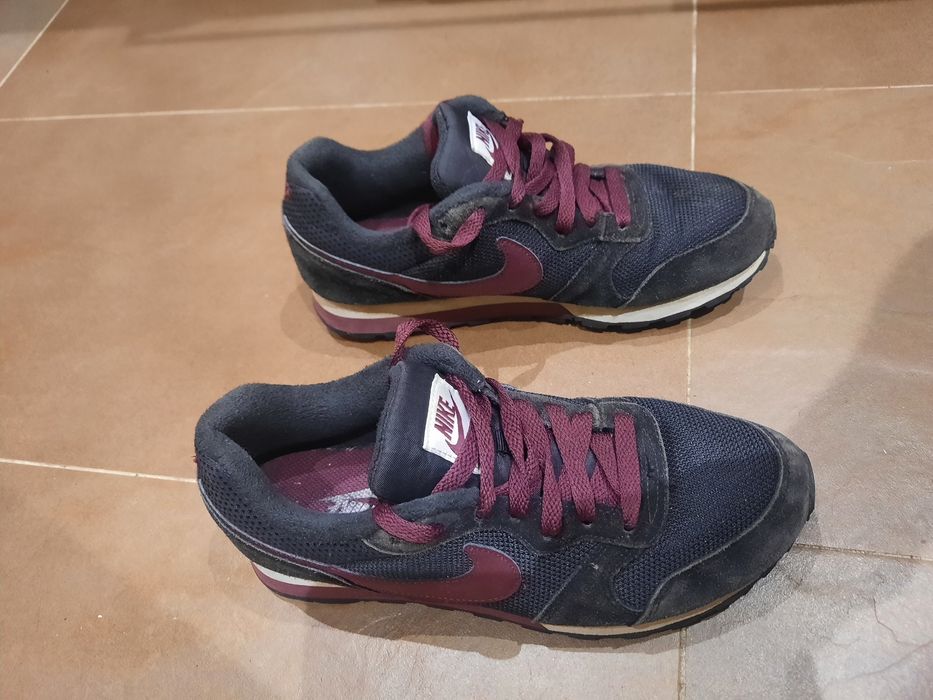 Tenis Nike pretos e bordeaux  n° 37,5