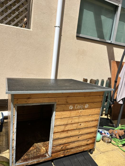 Casota para cão em madeira e metal – resistente e personalizada