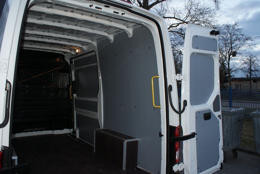 Lekka zabudowa busa z szarego plastiku do samochodu VW Crafter L4H2