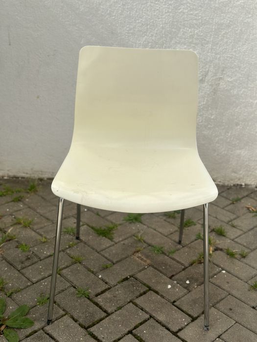 4 cadeiras brancas em fibra