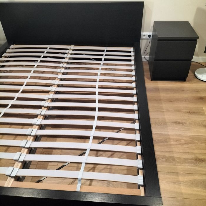 Cama de casal com estrado e mesa de cabeceira