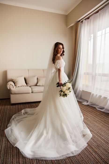 Весільна сукня з шлейфом