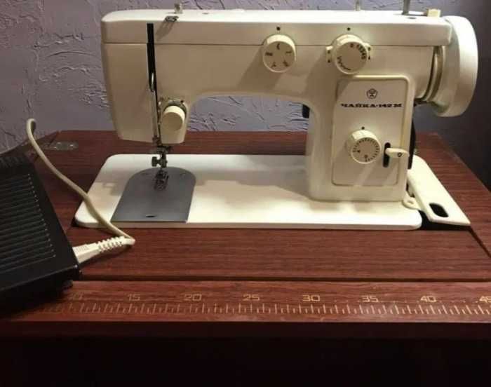 Машинка швейная ,,Чайка, - 142 М з столом тумбою , працююча.