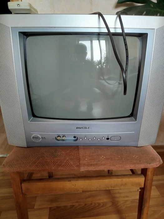Телевізор Toshiba діагональ 14'' з кріпленням до стіни. Б/У