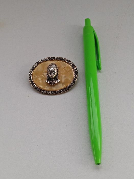 Broche vintage estilo Egyptian Revival, datado de 1957