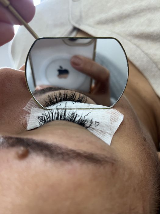 Extensão de cilios, designer de Sobrancelhas, e outros…