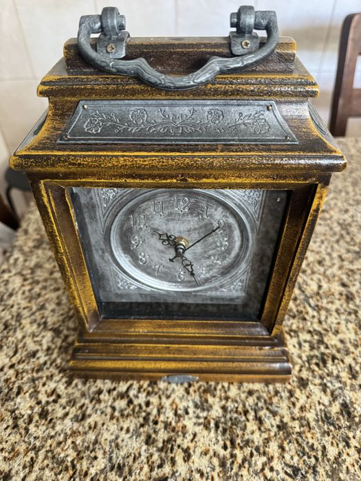 Relógio de mesa estilo antigo com estanho