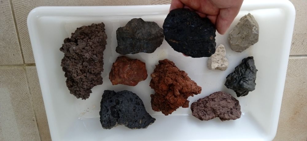 Pequena coleção de amostras de pedra vulcânica