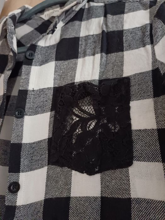 Koszula z koronkową kieszonką