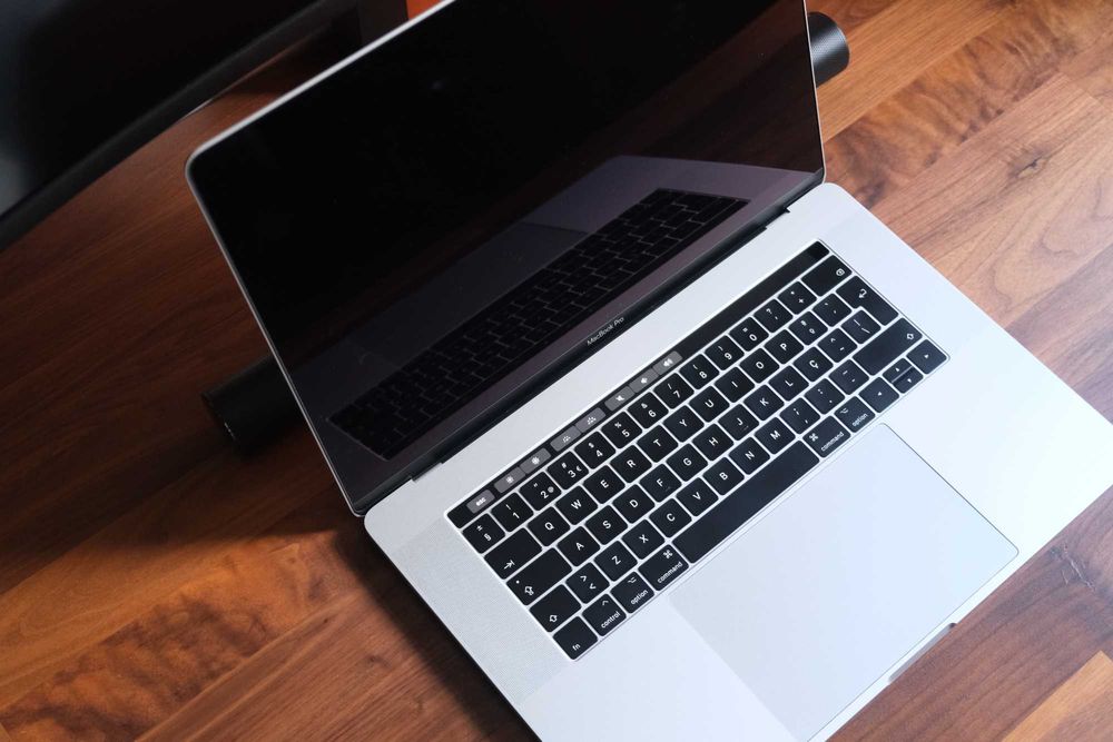 Apple Macbook Pro 15'' 2017 Touchbar i7/16GB/256GB SSD/Radeon Pro 555