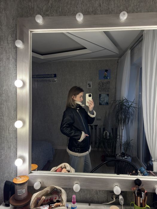 Дублянка шкіряна чорна з білим хутром